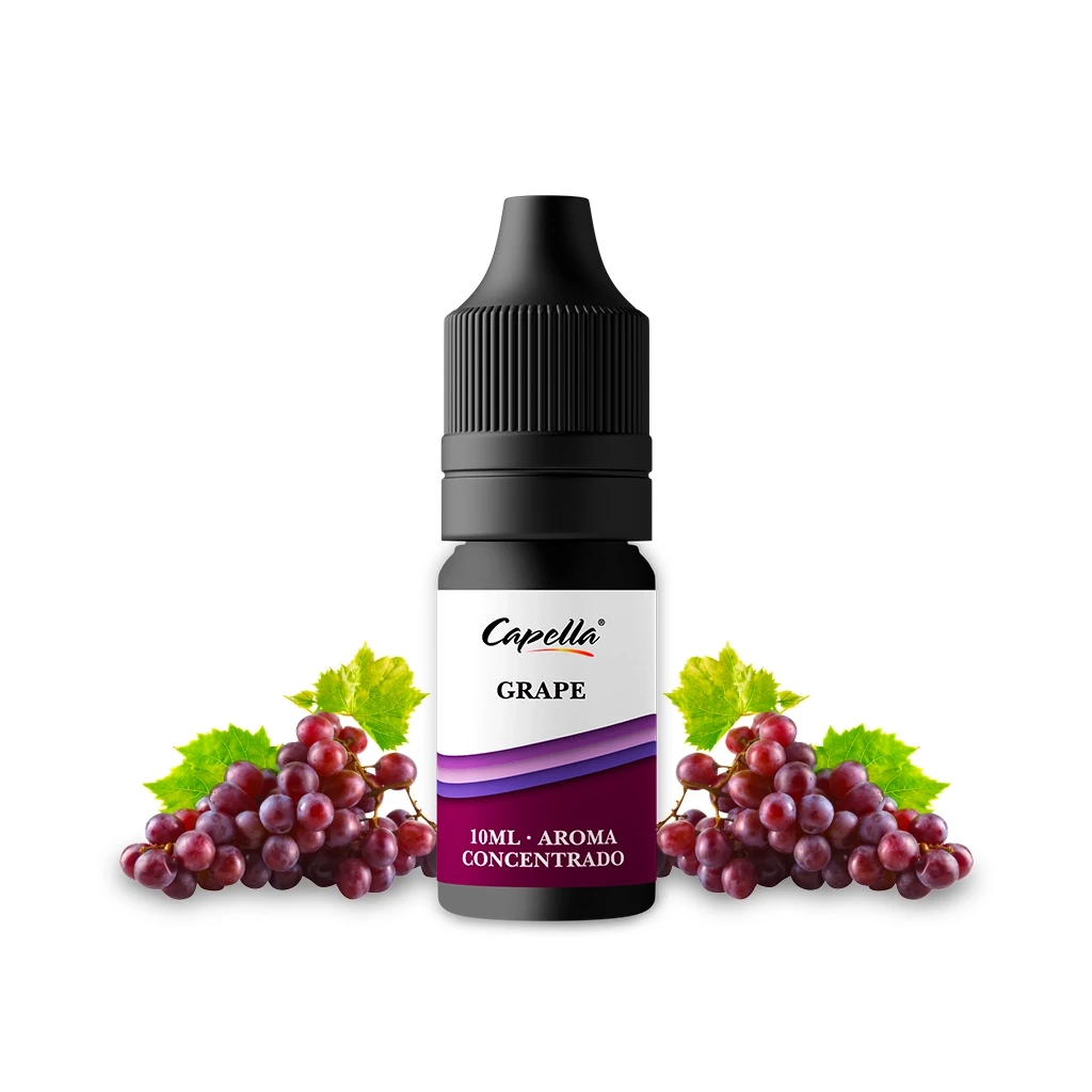 Frasco de aroma Grape de Capella con tapón negro y etiqueta blanca y morada de 10 ml, flanqueado por racimos de uvas y hojas verdes.