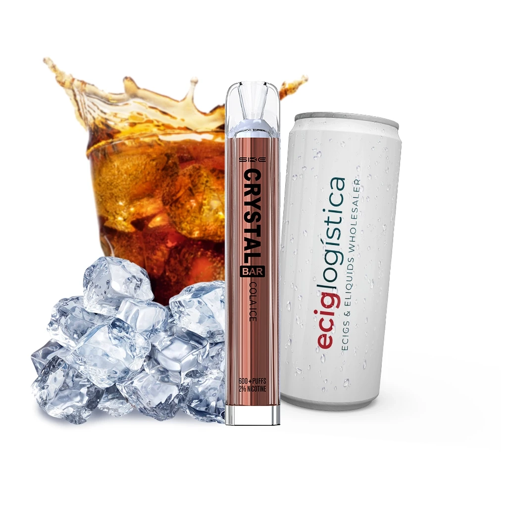 Vaper SKE Crystal Bar Cola Ice de tono cobrizo y boquilla transparente, junto a un estuche blanco, hielo y una bebida de cola. Vaper SKE Crystal Bar Cola Ice de tono cobrizo y boquilla transparente, junto a un estuche blanco, hielo y una bebida de cola.