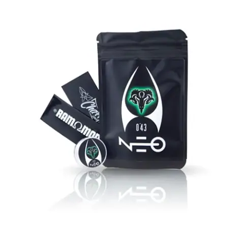 Bolsa negra de Charro Coils Neo con emblema verde y blanco, acompañada de tarjetas y un pequeño recipiente redondo.