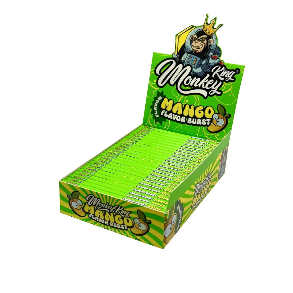 Expositor verde de papel Monkey King Mango con varios libritos, dibujos de mango y un mono coronado vestido de astronauta.