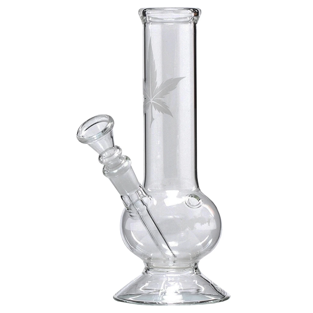 Bong transparente con cámara esférica, cuello largo decorado con una hoja, cazoleta lateral inclinada y pie circular.