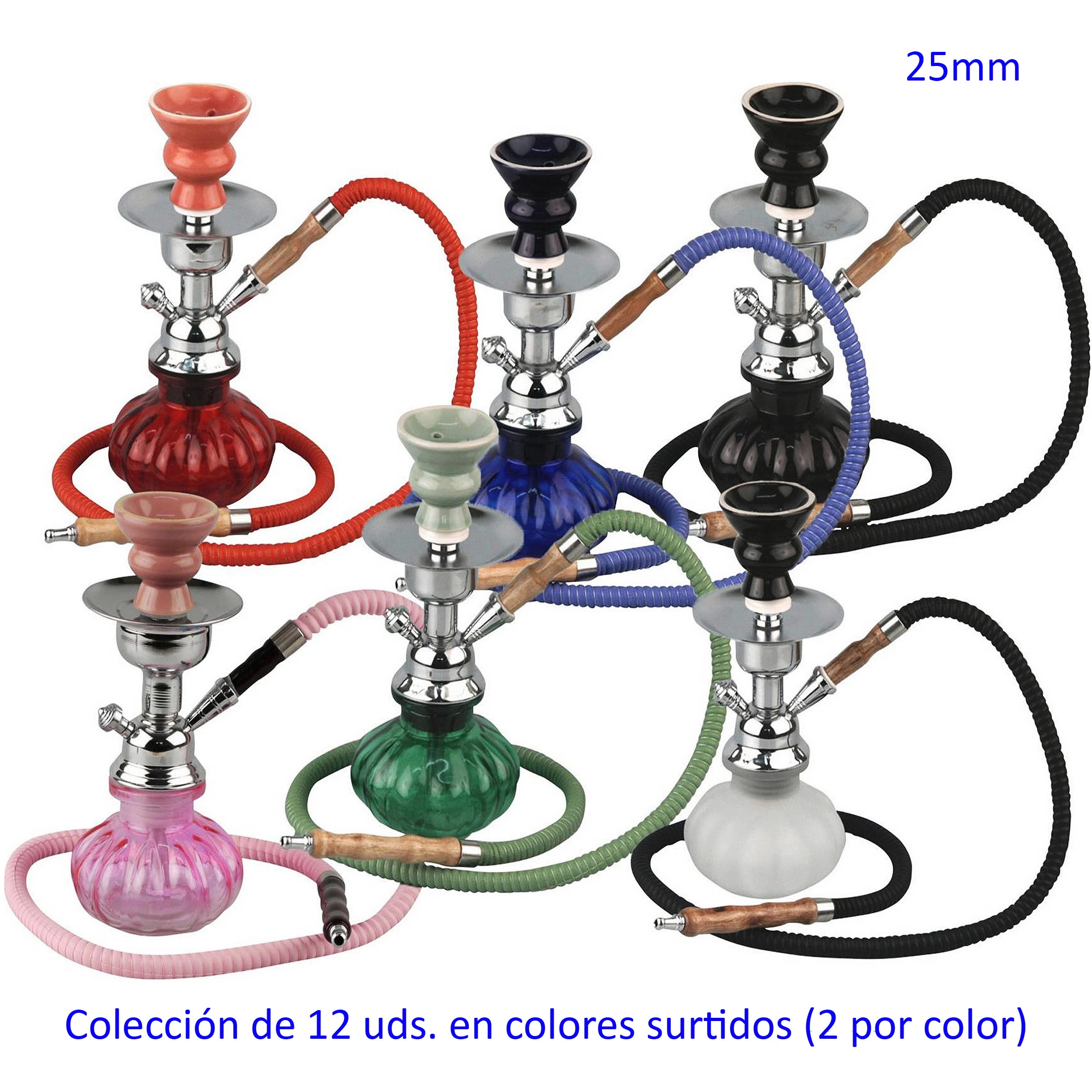 Selección de shishas SINAI con bases de cristal en distintos colores, cuerpos plateados y mangueras a juego sobre fondo blanco. Selección de shishas SINAI con bases de cristal en distintos colores, cuerpos plateados y mangueras a juego sobre fondo blanco.