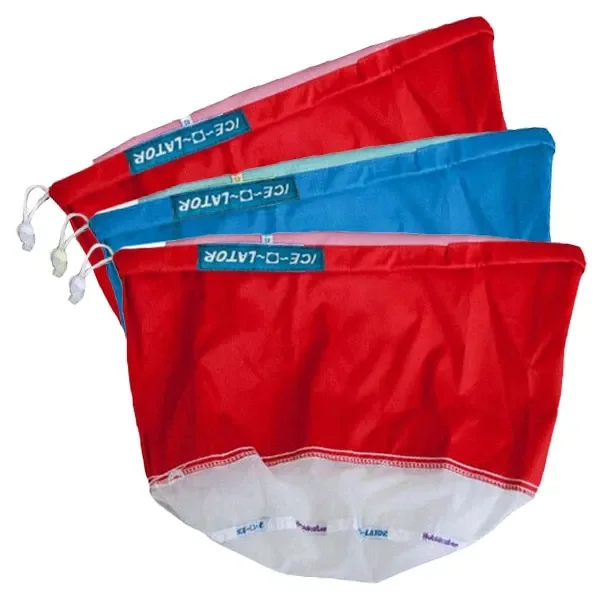 Bolsas Ice-O-Lator rojas y azul superpuestas, con cordones de cierre, etiquetas en el borde y fondo de malla blanca. Bolsas Ice-O-Lator rojas y azul superpuestas, con cordones de cierre, etiquetas en el borde y fondo de malla blanca.