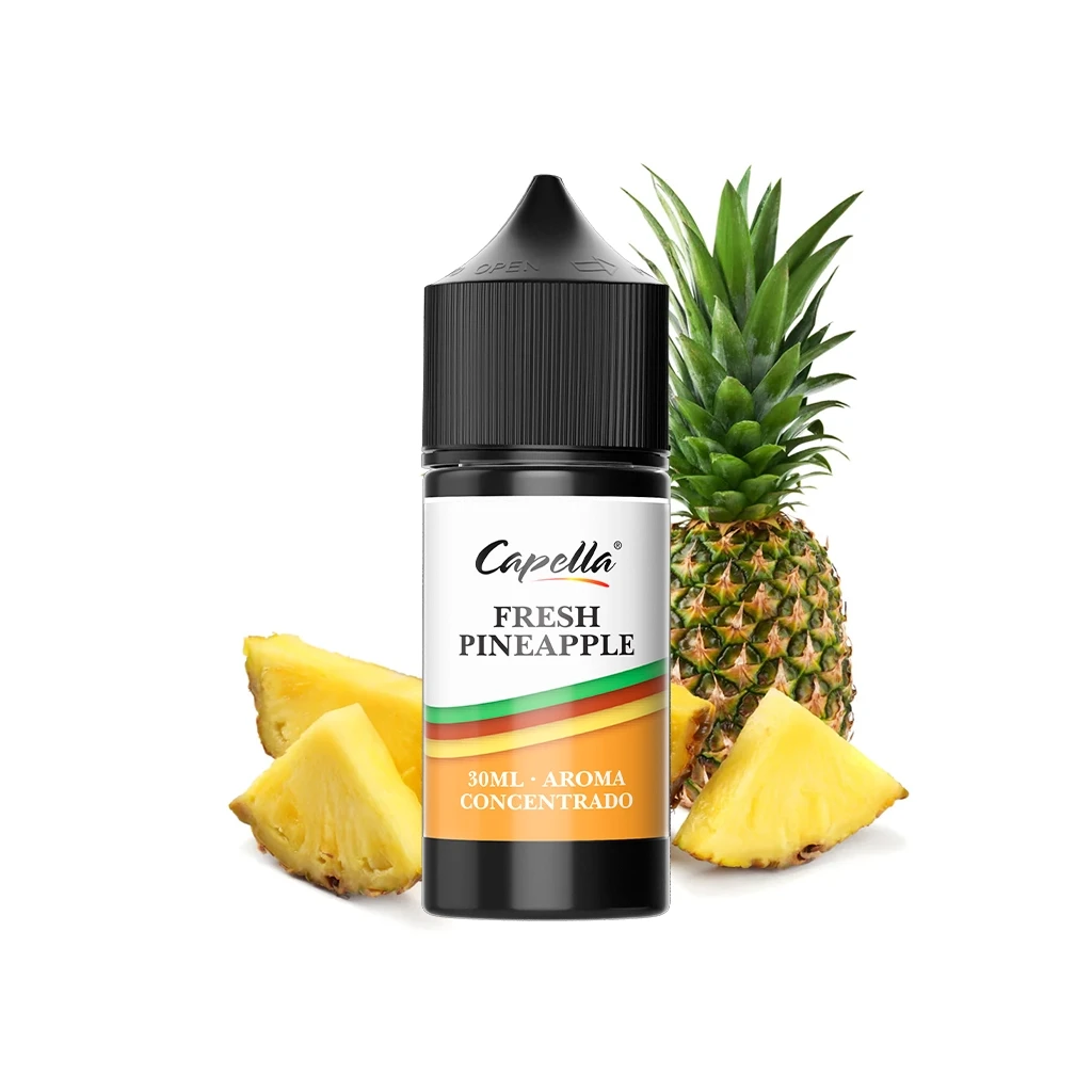 Frasco de Fresh Pineapple de Capella con tapón negro y etiqueta de 30 ml, acompañado de una piña y varios trozos cortados.