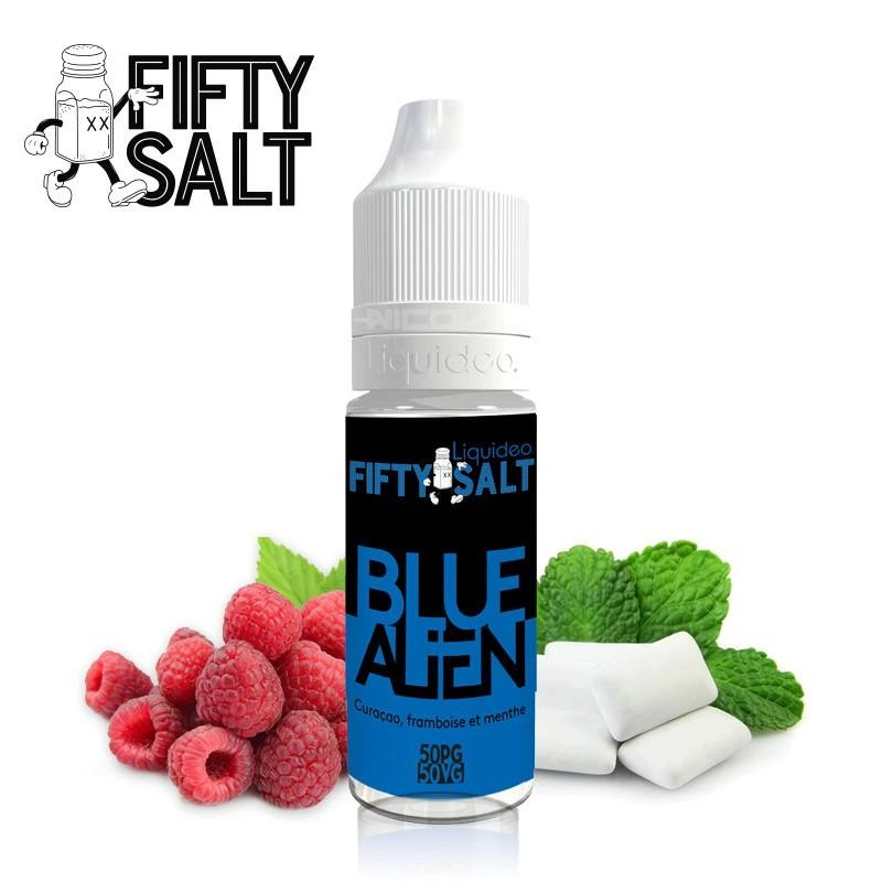 Frasco de eliquid Blue Alien Fifty Salt con tapón blanco y etiqueta azul y negra, junto a frambuesas, hojas de menta y piezas blancas.