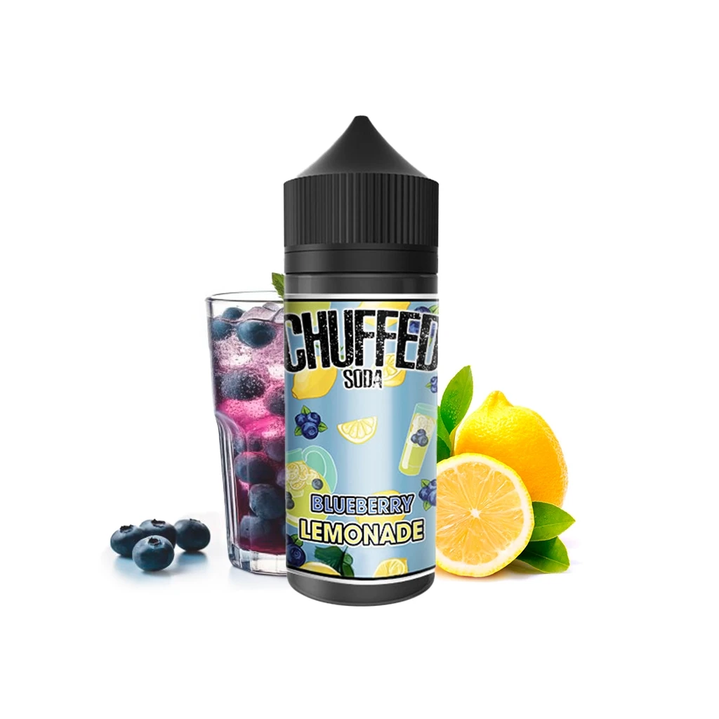 Frasco Chuffed Soda Blueberry Lemonade con tapón negro, junto a un vaso de bebida morada, arándanos y limones enteros y cortados.
