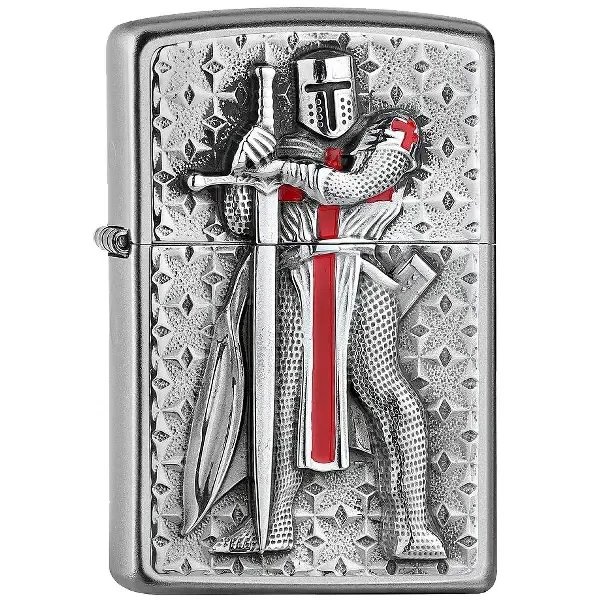 Encendedor Zippo Templer cerrado, de acabado plateado, con un caballero en relieve que sostiene una espada y lleva cruces rojas.