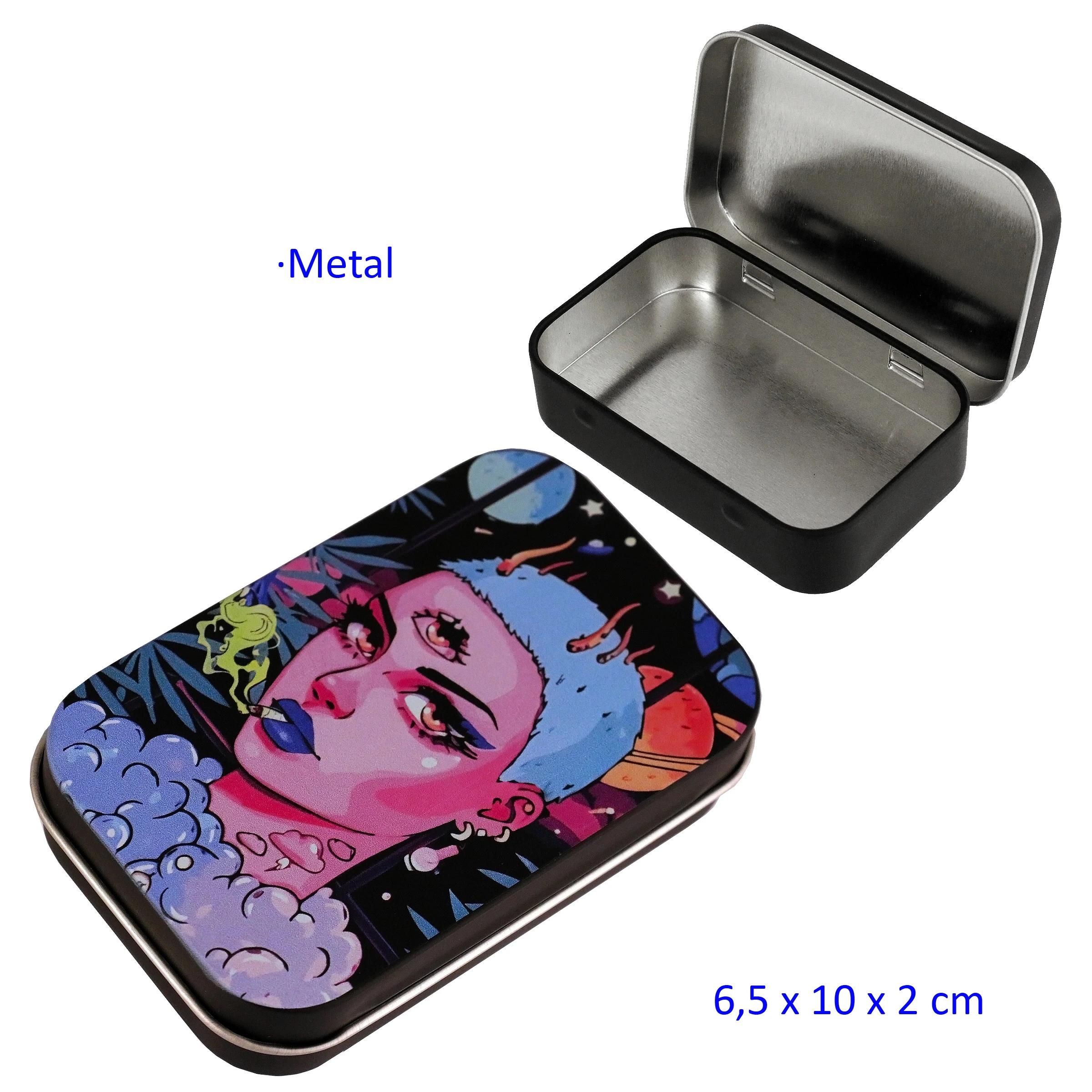 Caja metálica rectangular abierta y cerrada, con interior plateado y tapa ilustrada con un rostro de pelo azul y motivos espaciales.