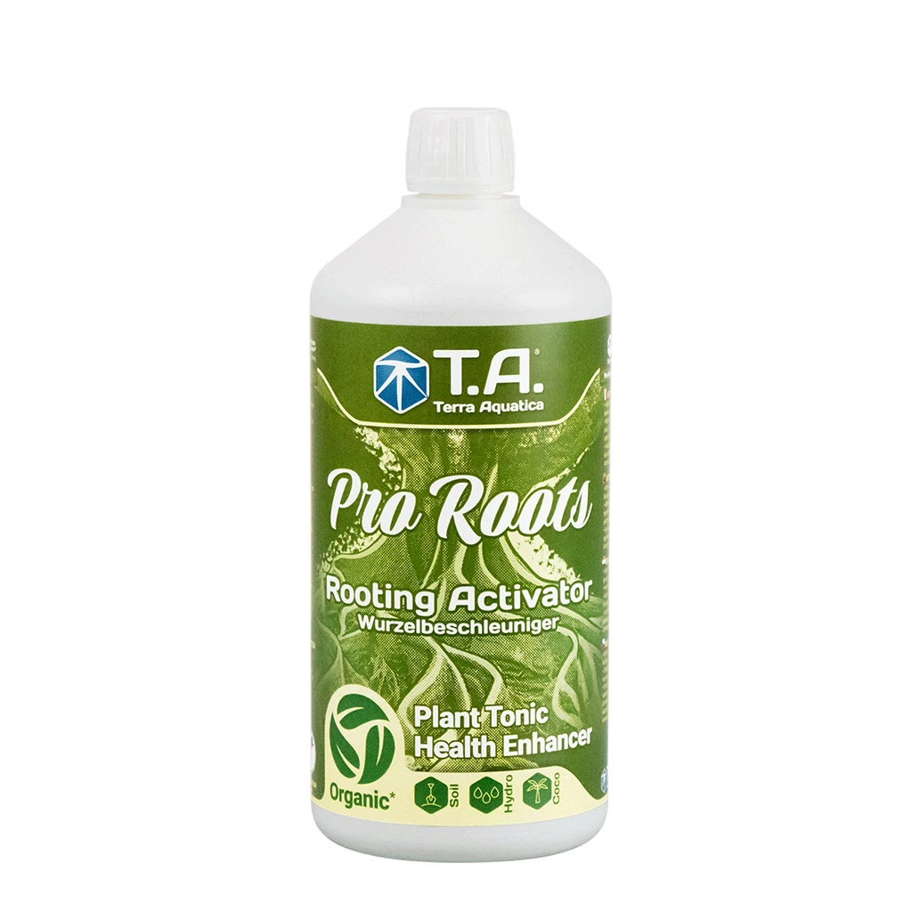 Botella blanca de Pro Roots Terra Aquatica con tapón de rosca y etiqueta verde que muestra raíces y el texto «Rooting Activator». Botella blanca de Pro Roots Terra Aquatica con tapón de rosca y etiqueta verde que muestra raíces y el texto «Rooting Activator».