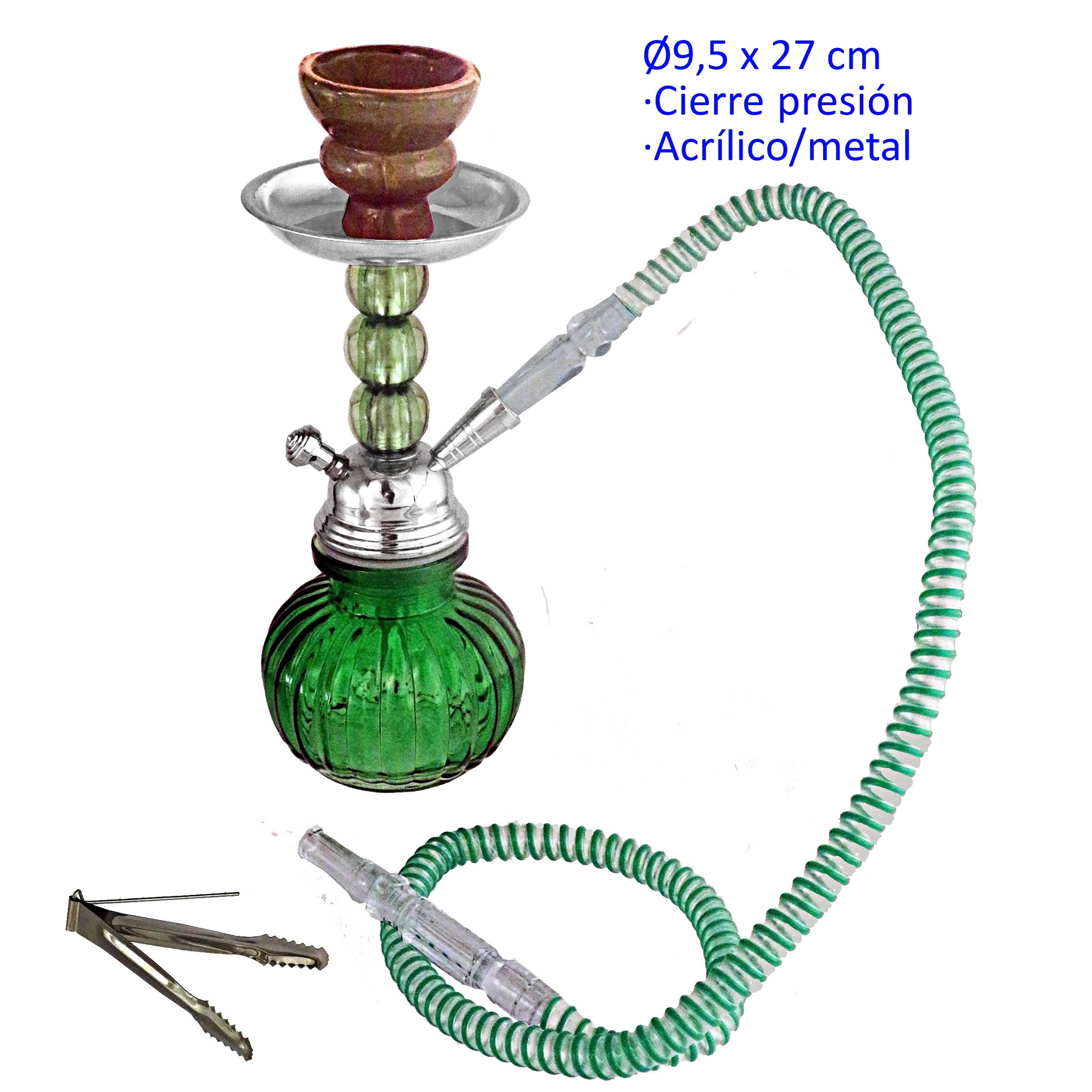 Shisha verde con base acanalada, cuerpo plateado, cazoleta marrón y manguera en espiral, junto a unas pinzas sobre fondo blanco.