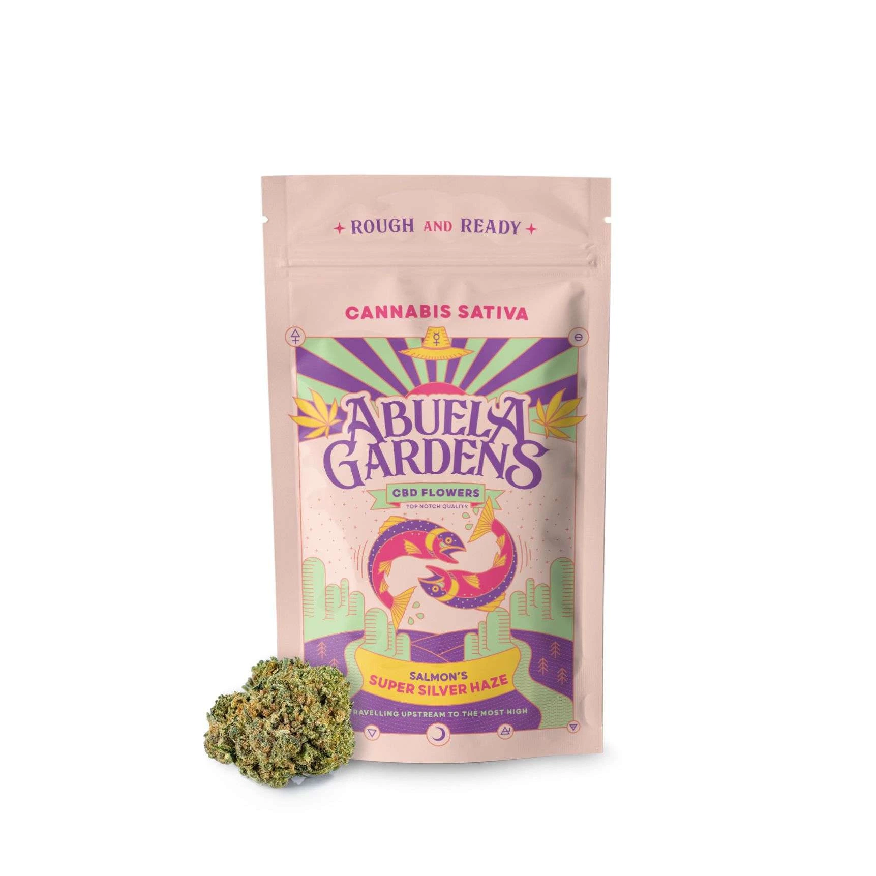 Bolsa rosa de Super Silver Haze de La Abuela Gardens, decorada con peces y cactus, con un cogollo delante sobre fondo blanco.
