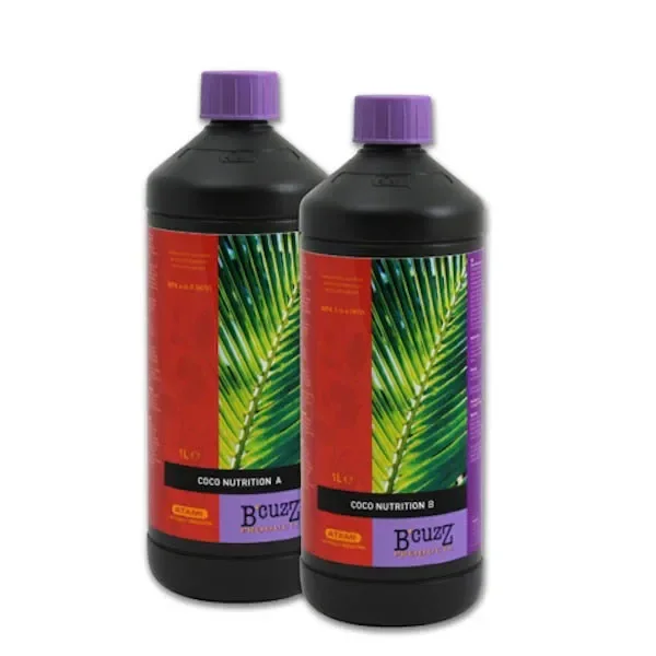Botellas negras de Atami B'cuzz con tapones morados y etiquetas Coco Nutrition A y B, decoradas con una hoja verde.