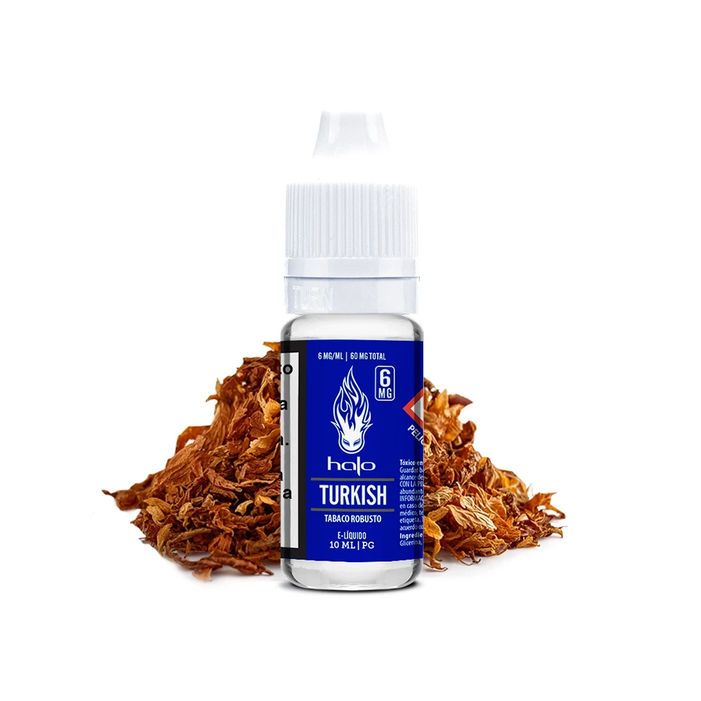 Frasco de Halo Turkish Tobacco con tapón blanco y etiqueta azul de 10 ml y 6 mg/ml, delante de un montón de hojas de tabaco.