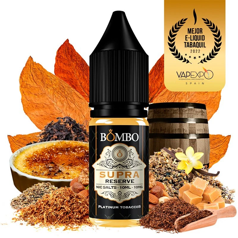 Frasco Bombo Supra Reserve entre hojas de tabaco, un barril, vainilla y caramelos, con un distintivo dorado de Vapexpo 2022.