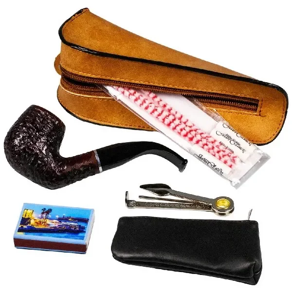 Set Mr. Pipe con pipa oscura de boquilla curva, estuche marrón con cremallera, limpiapipas, herramienta metálica, cerillas y funda negra.