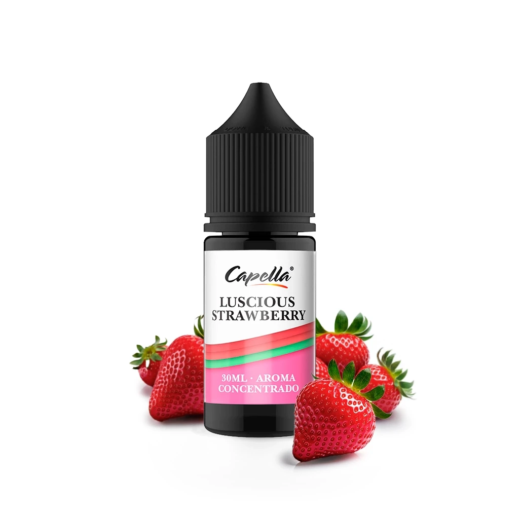 Frasco de Luscious Strawberry de Capella con tapón negro, etiqueta blanca y rosa de 30 ml y fresas alrededor sobre fondo blanco.