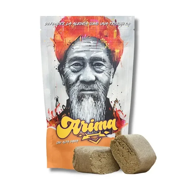 Envase Arima con retrato ilustrado de un hombre con barba y turbante naranja, junto a bloques marrones de Tangie Hash CBD.