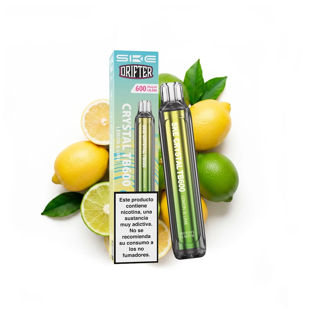 Vaper SKE x Drifter Crystal TB600 Lemon Lime junto a su caja, con advertencia de nicotina en español, rodeado de limones y limas. Vaper SKE x Drifter Crystal TB600 Lemon Lime junto a su caja, con advertencia de nicotina en español, rodeado de limones y limas.