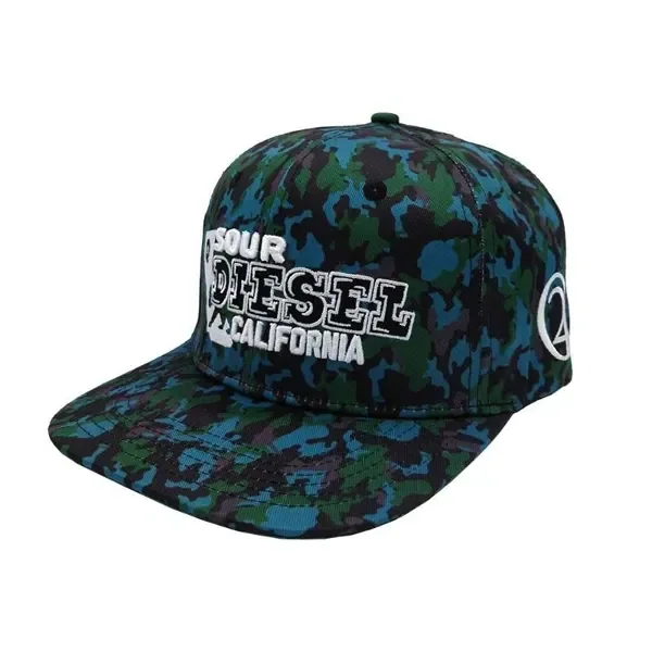 Gorra Sour Diesel con estampado de camuflaje azul, verde y negro, visera plana y letras blancas bordadas en el frontal.