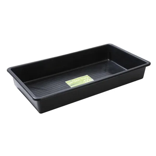 Bandeja Titan de Garland negra y rectangular, vista en perspectiva, con bordes elevados, base estriada y una etiqueta verde interior. Bandeja Titan de Garland negra y rectangular, vista en perspectiva, con bordes elevados, base estriada y una etiqueta verde interior.