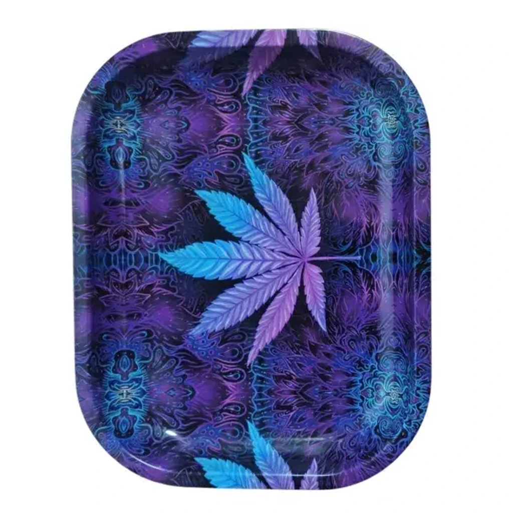 Bandeja Leaf para liar, de bordes elevados y esquinas redondeadas, con una hoja central azul y violeta sobre un fondo de motivos psicodélicos.