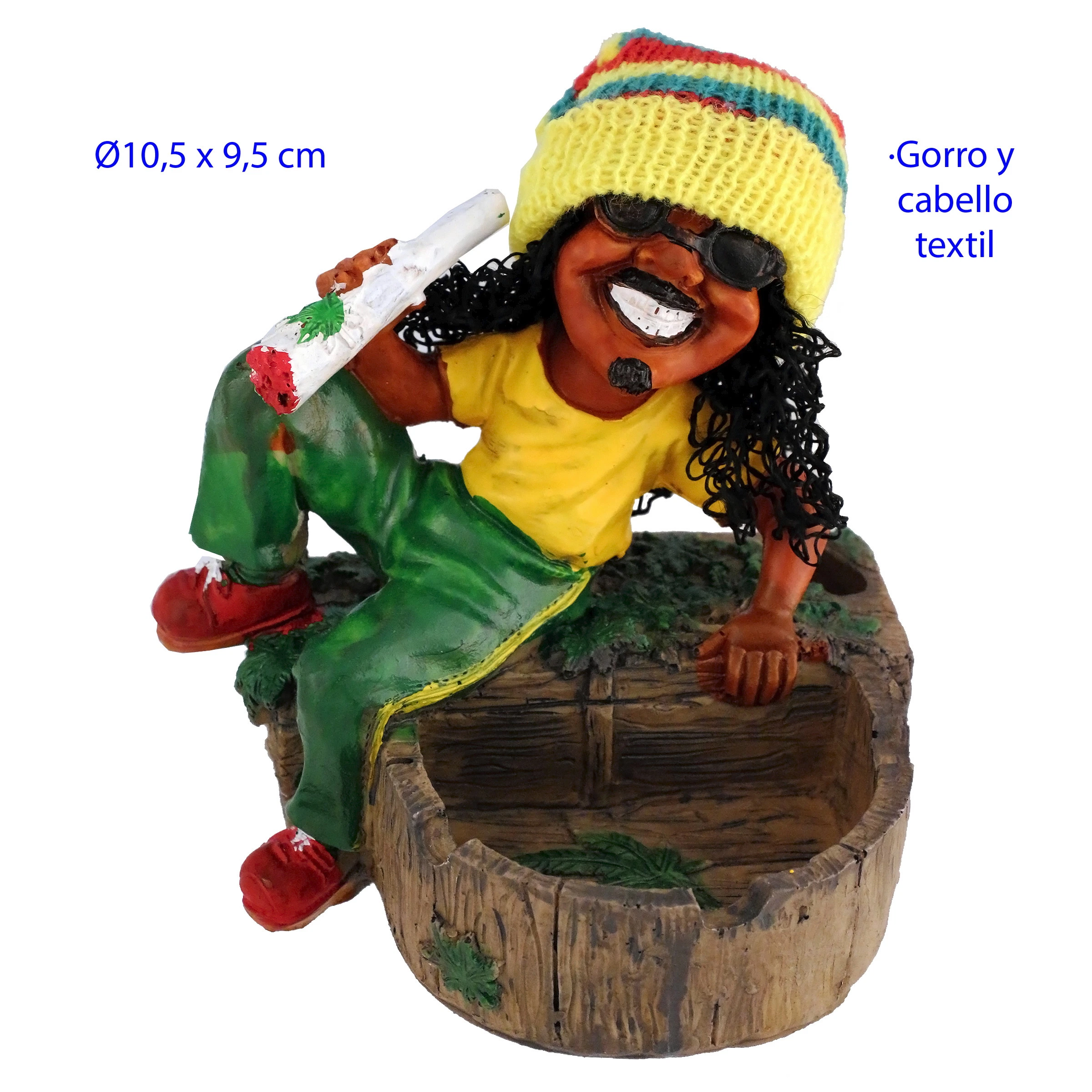 Cenicero con forma de tronco y figura sonriente con gafas oscuras, gorro de franja amarilla, camiseta amarilla y pantalones verdes.