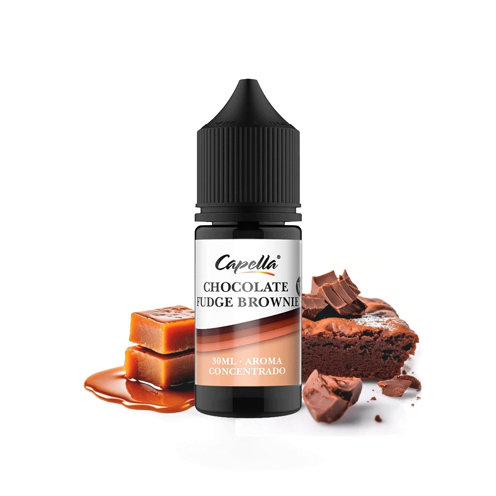 Frasco de Capella Chocolate Fudge Brownie de 30 ml con tapón negro, junto a un brownie, trozos de chocolate y caramelos con salsa.