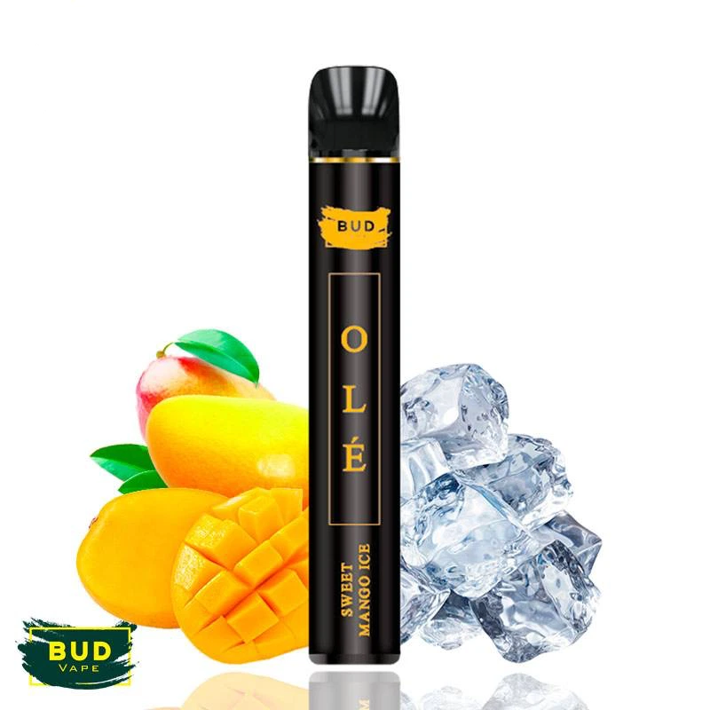 Pod negro Bud Vape Olé con el texto «Sweet Mango Ice», situado entre mangos cortados y cubitos de hielo sobre fondo blanco.