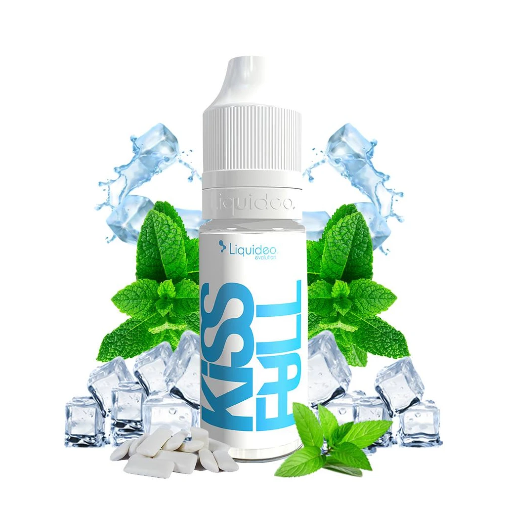 Frasco de KISS FULL Evolution Liquideo con tapón blanco y letras azules, rodeado de hojas de menta, cubitos de hielo y piezas blancas.