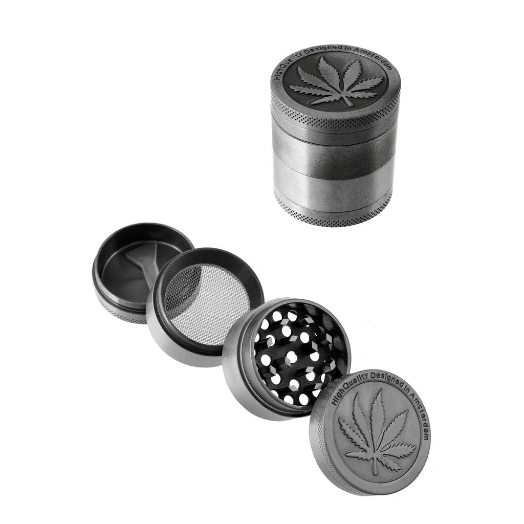 Grinder metálico gris mostrado montado y desmontado, con hoja de cannabis en la tapa, dientes, tamiz y compartimento inferior.
