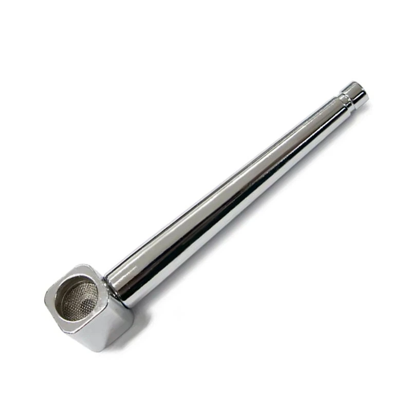 Pipa Metal Roller Cones Silver en diagonal, con tubo plateado brillante y cazoleta angular abierta que deja ver una rejilla.