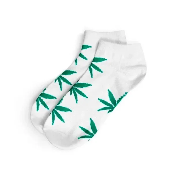 Calcetines cortos blancos con motivos de hojas de cannabis verdes, superpuestos en diagonal sobre un fondo blanco.