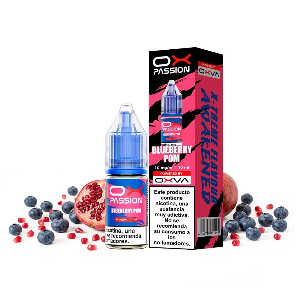 Frasco de Oxva Ox Passion Blueberry Pom de 10 ml junto a su caja negra y rosa, rodeado de arándanos y granada abierta.