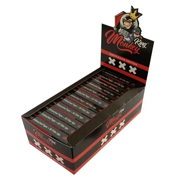 Expositor negro y rojo de papel Monkey King Amsterdam con varios libritos, cruces blancas y un mono coronado en la cabecera.