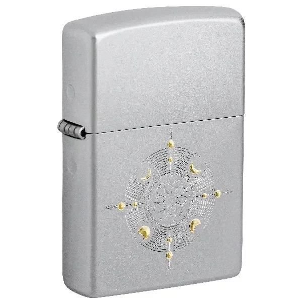 Encendedor Zippo 205 Sun Symbol Design cerrado, de acabado plateado, con motivo circular de sol y lunas con detalles dorados.