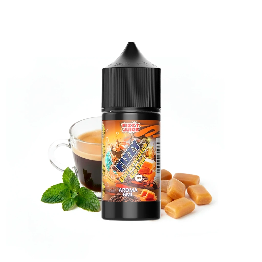 Frasco negro de Fizzy Juice Butterscotch Coffee Longfill junto a una taza de café, caramelos y hojas verdes sobre fondo blanco.