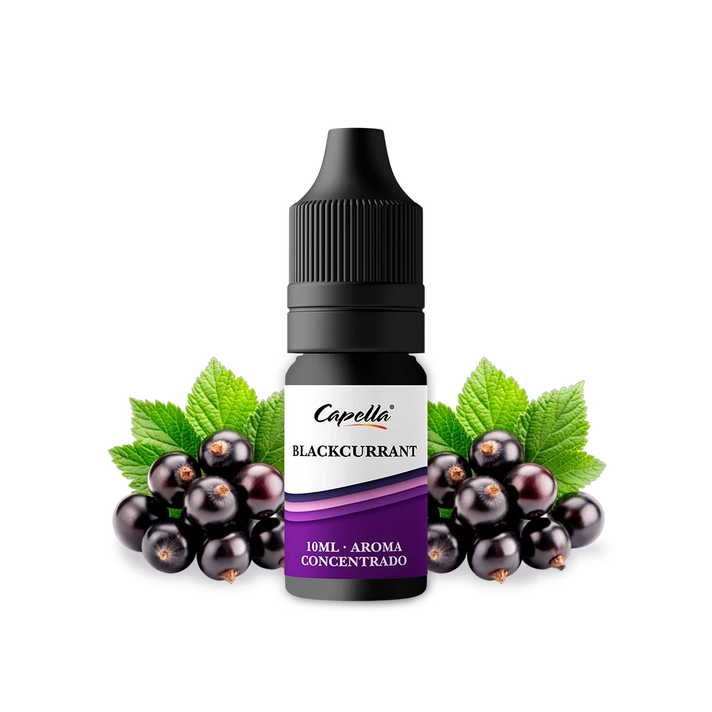 Frasco negro de aroma Blackcurrant de Capella, con etiqueta blanca y morada, rodeado de grosellas negras y hojas verdes.