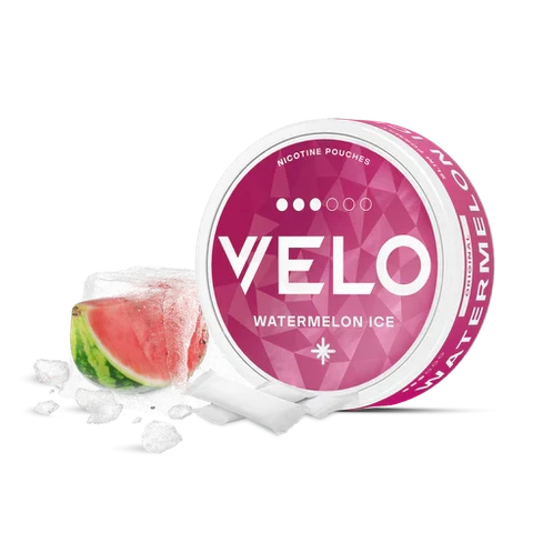 Envase rosa de VELO Watermelon Ice con bolsitas blancas, una porción de sandía y hielo sobre fondo negro.