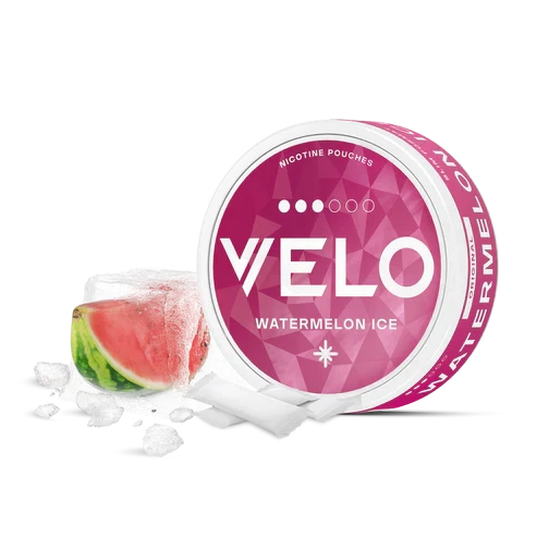 Envase rosa de VELO Watermelon Ice con bolsitas blancas, una porción de sandía y hielo sobre fondo negro.