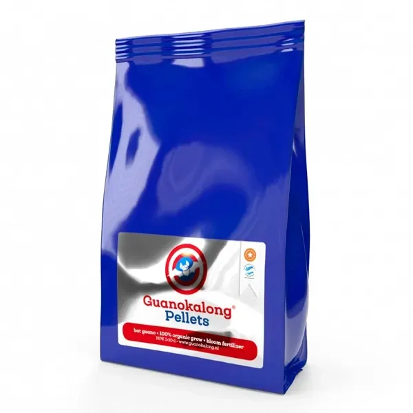 Bolsa azul de Guanokalong Pellets con cierre superior y etiqueta plateada con el nombre en rojo y azul sobre fondo blanco. Bolsa azul de Guanokalong Pellets con cierre superior y etiqueta plateada con el nombre en rojo y azul sobre fondo blanco.