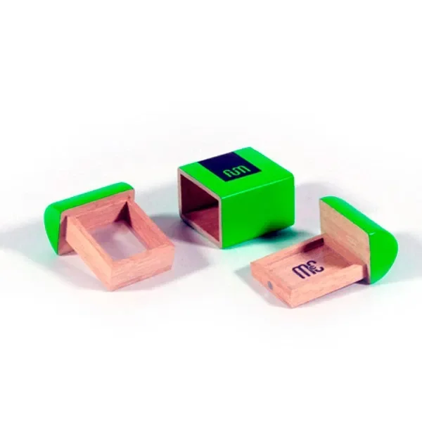 Caja FUM Pocket con exterior verde e interior de madera, mostrada en varias posiciones con sus compartimentos abiertos sobre fondo blanco.