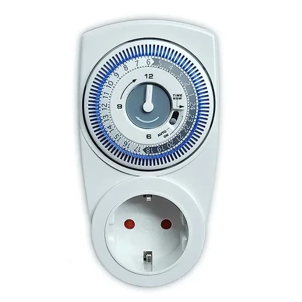 Temporizador analógico TBOX 1M blanco, visto de frente, con dial horario circular, pestañas azules y toma de corriente inferior.