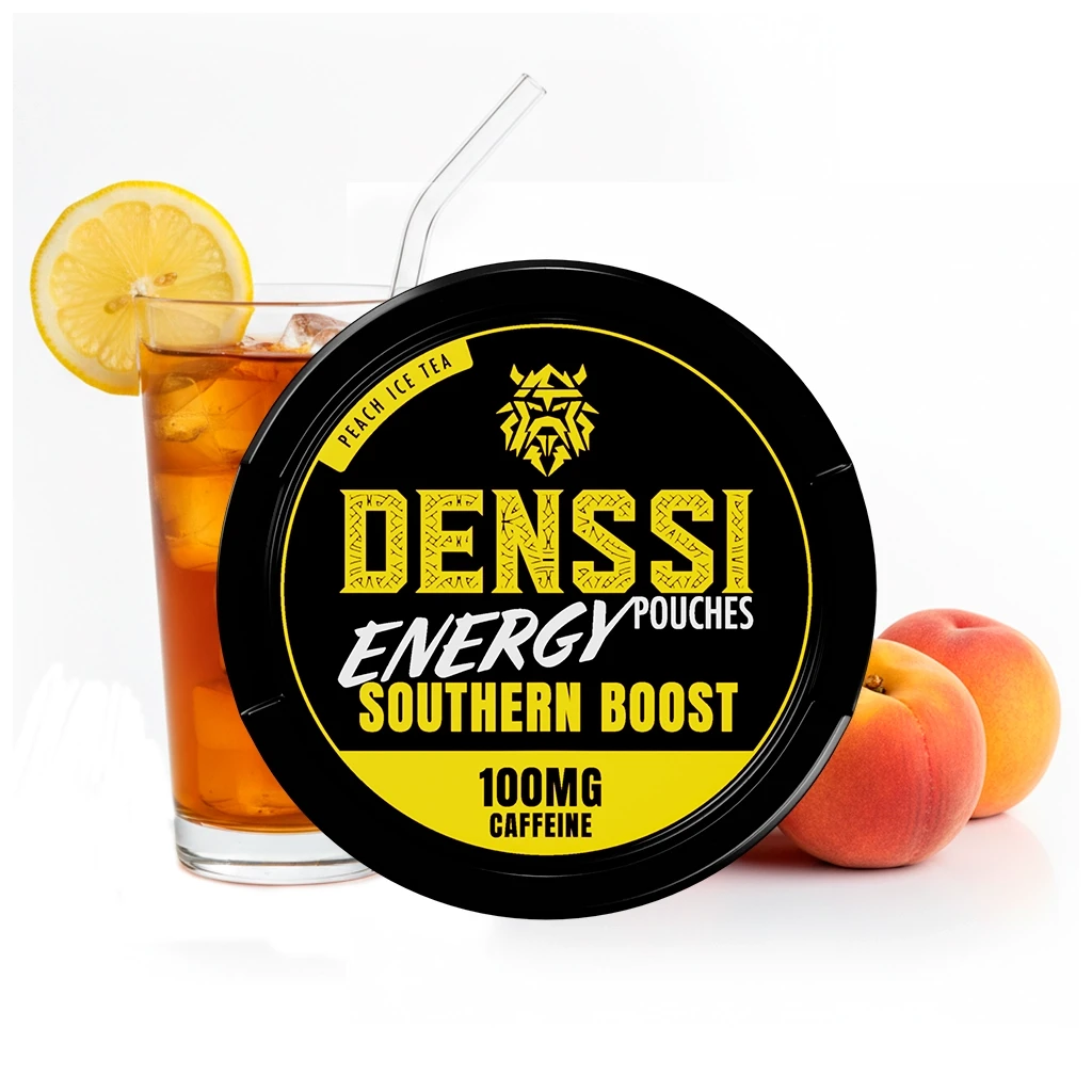 Lata negra y amarilla de Denssi Southern Boost, con etiqueta de 100 mg de cafeína, junto a té con hielo, limón y melocotones.