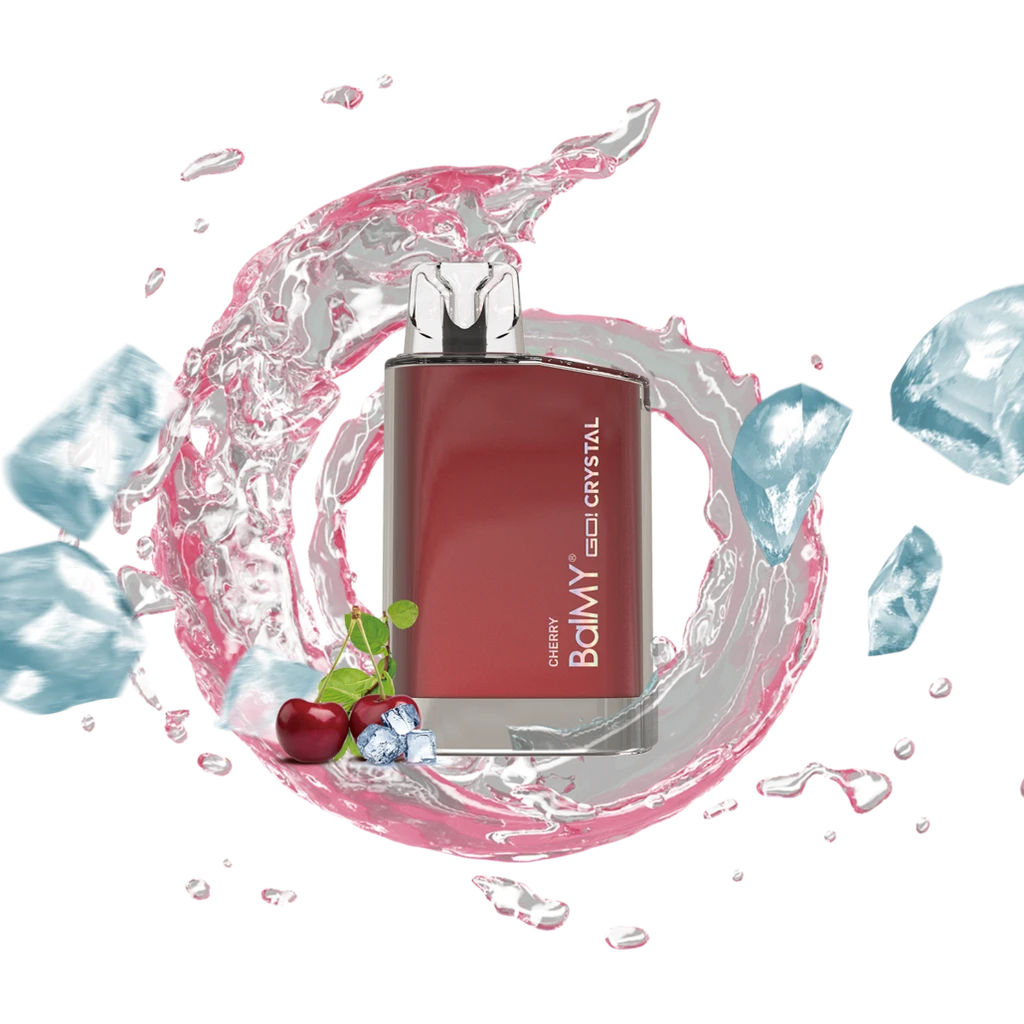 Pod Balmy GO Crystal Cherry rojo con boquilla plateada, rodeado de una salpicadura rosa, cerezas y cubitos de hielo sobre fondo negro.