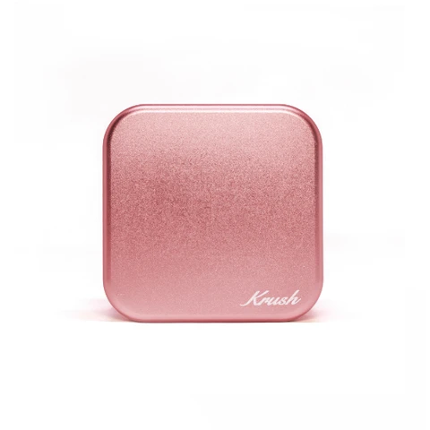 Grinder Krush KUBE 2 Rose Gold cerrado, de forma cuadrada con esquinas redondeadas, acabado rosa y logotipo blanco en una esquina.