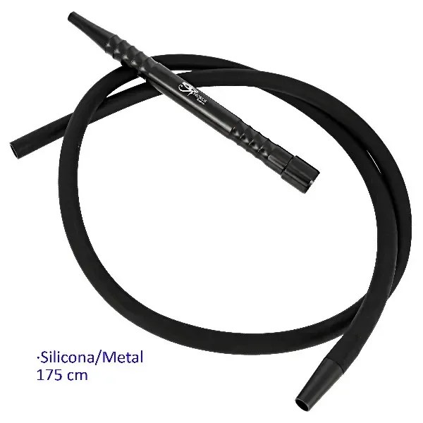 Manguera negra para cachimba enrollada, con boquilla larga de acabado brillante y relieves, y conector negro en el otro extremo. Manguera negra para cachimba enrollada, con boquilla larga de acabado brillante y relieves, y conector negro en el otro extremo.