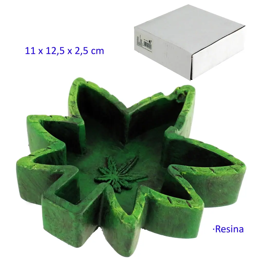 Cenicero verde con forma de hoja de cannabis, muescas en el borde y una hoja en relieve en el centro, junto a una caja blanca.