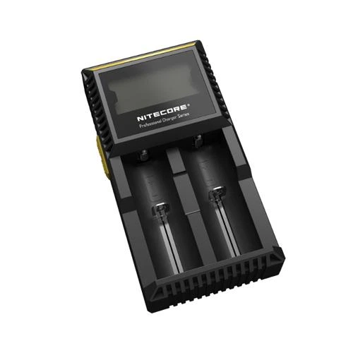 Cargador negro Nitecore visto en diagonal, con pantalla superior apagada y dos ranuras vacías con contactos metálicos. Cargador negro Nitecore visto en diagonal, con pantalla superior apagada y dos ranuras vacías con contactos metálicos.