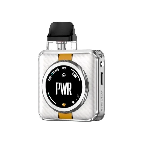 Vaporesso XROS 5 Nano con cuerpo plateado, franja amarilla, pantalla circular con texto PWR y boquilla negra, sobre fondo blanco. Vaporesso XROS 5 Nano con cuerpo plateado, franja amarilla, pantalla circular con texto PWR y boquilla negra, sobre fondo blanco.