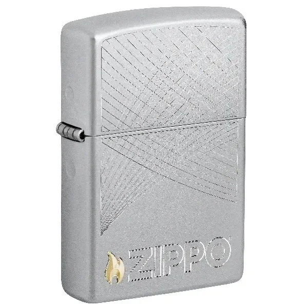 Encendedor Zippo plateado cerrado, visto en ángulo, con líneas diagonales entrecruzadas y logotipo con llama dorada en la parte inferior.